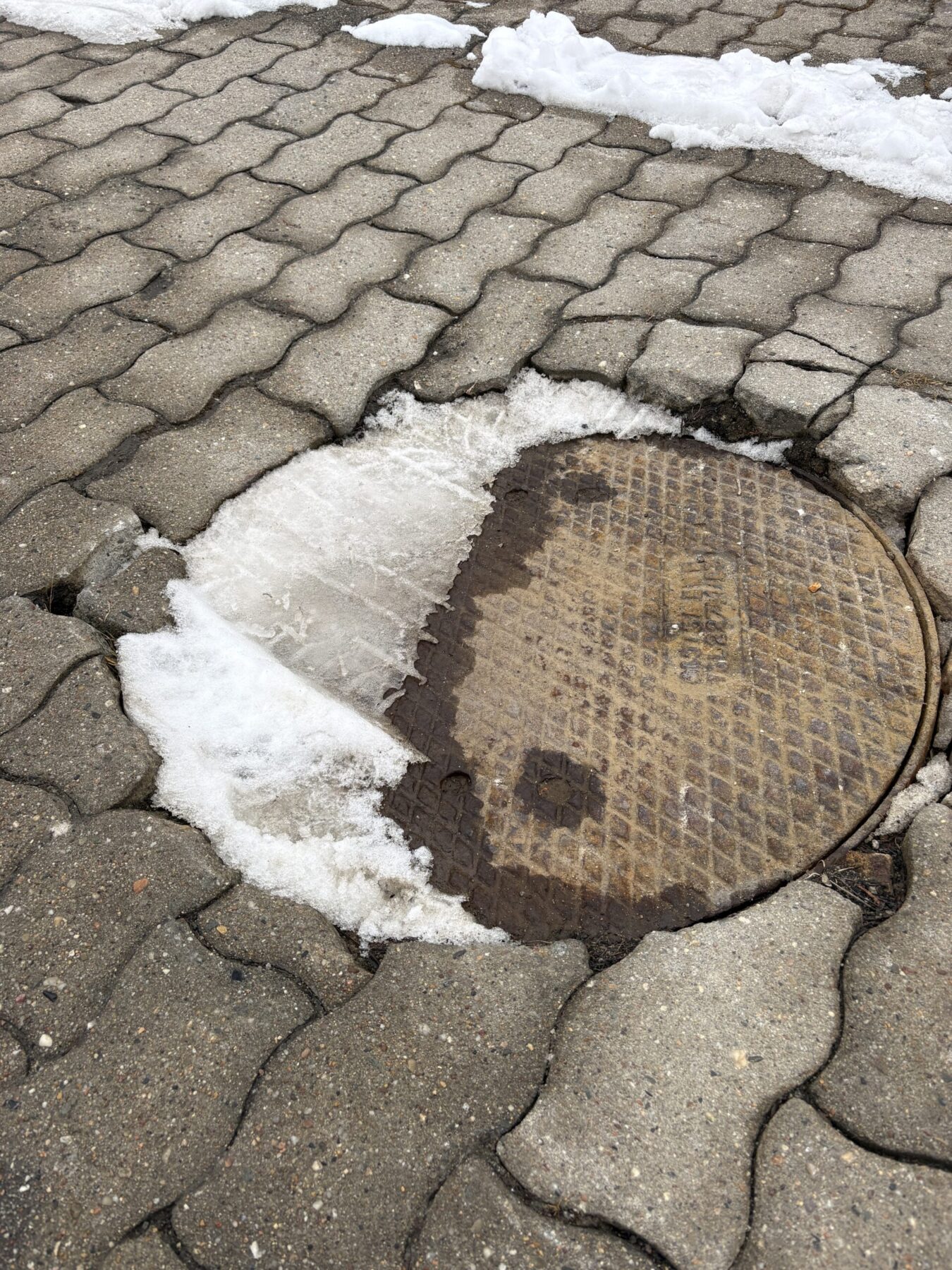 Grünhainichen_abgesenkter Kanaldeckel