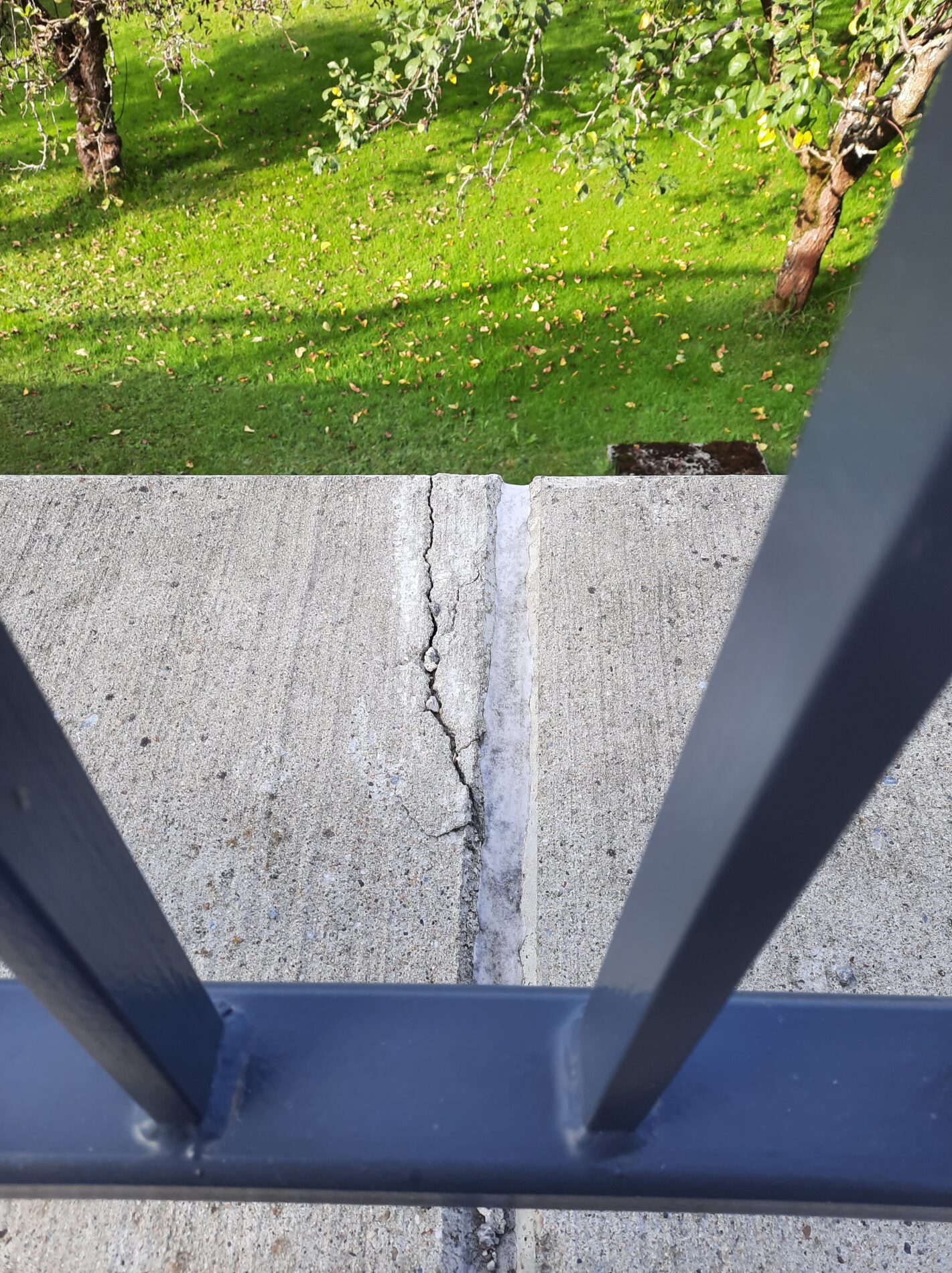 OT Waldkirchen_Riss im Beton an dem neuen Geländer Höhe Dorfstraße 40
